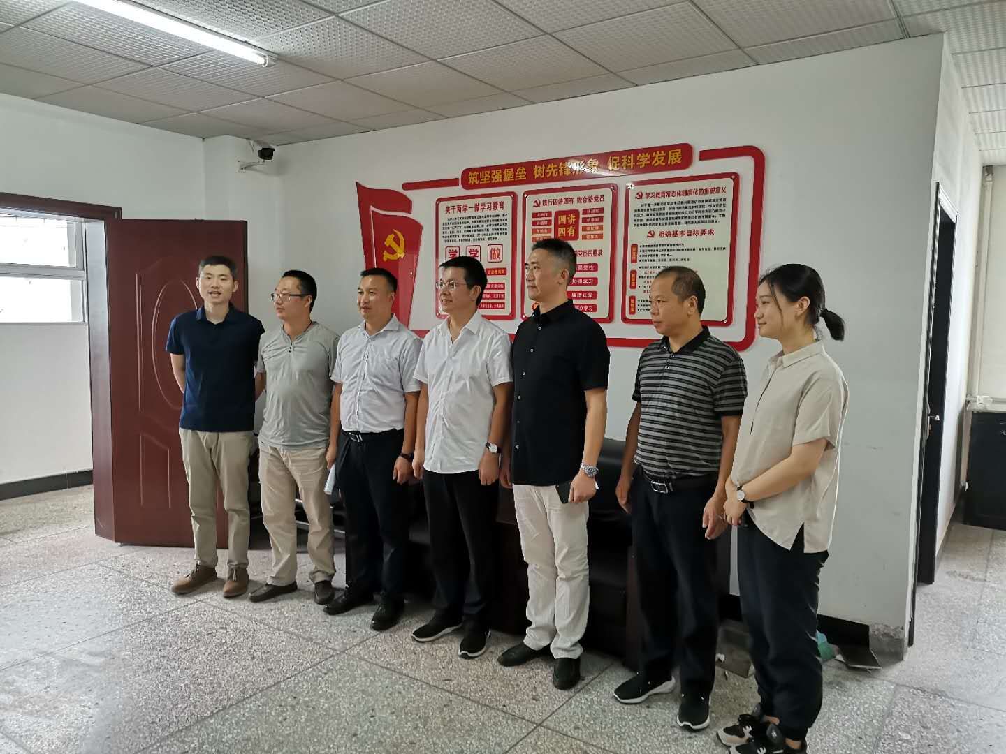 湖南杰奧思公司參加“歐普照明惠山鄉(xiāng)”半導體照明精準扶貧項目捐贈活動