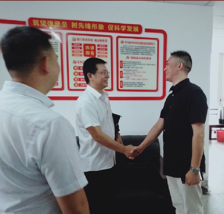 湖南杰奧思公司參加“歐普照明惠山鄉(xiāng)”半導體照明精準扶貧項目捐贈活動